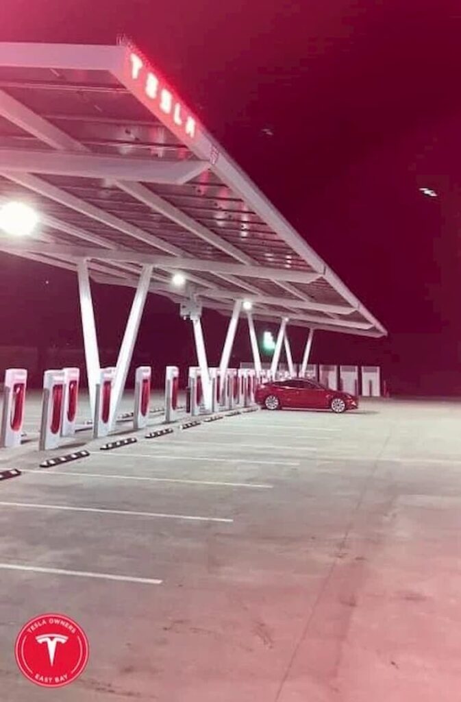Tesla Süper Şarj İstasyonundan Görüntüler
